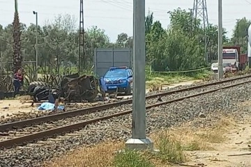 Trenle traktör çarpıştı: 1 ölü
