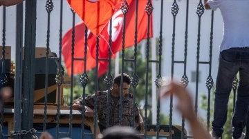 Tunus devriminin 11. yılına Cumhurbaşkanı Said’in Meclisi mantinota sonucu kaşe vurdu
