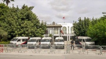 Tunus meclisi, Cumhurbaşkanı Said'in yılgı yetkileri elinde toplamasını reddetti