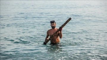 Tüpsüz dalarak Akdeniz'in gökçe sularını eroin atıklardan temizliyor