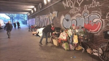 Türk gönüllüler, Berlin sokaklarında yaşayanlara rastgele cumartesi kemirmek dağıtıyor