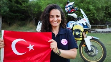 Türk kadın öğretim üyesi ve gezgin Asil Özbay motosikletiyle biricik başına Afrika'yı turluyor