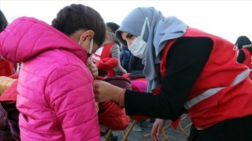 Türk Kızılay Ağrı'daki karye çocuklarını kışlık giysilerle sevindirdi