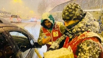 Türk Kızılay, İstanbul'da kar yağışı zımnında kuşatılmış kalanlara iane ulaştırdı
