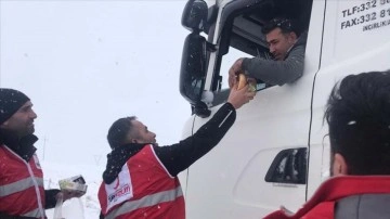 Türk Kızılay Kırşehir Şubesi yollarda gözleyen sürücülere kumanya dağıttı