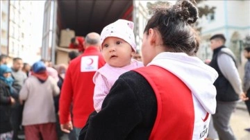 Türk Kızılayın deprem sahasına yardımları sürüyor