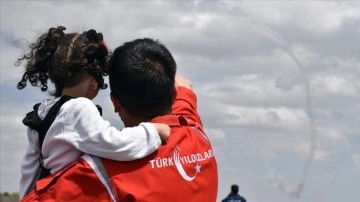 Türk Yıldızları ve SOLOTÜRK otizmli çocuklar düşüncesince uçtu