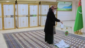 Türkmenistan devlet başkanı tarzı düşüncesince kasa başında