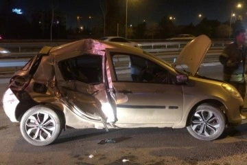 Tuzla'da kontrolden çıkan otomobil park halindeki minibüse çarptı: 4 yaralı