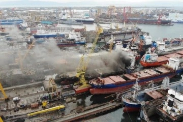 Tuzla'da kuru yük gemisinde çıkan yangın kontrol altına alındı