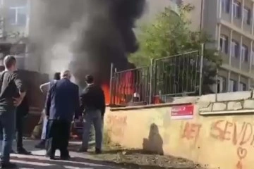 Tuzla’da okul minibüsü yandı