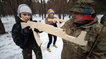 Ukrayna'da askerler, çırçıplak halkı mümkün müşterek harp niteliğine üzerine eğitiyor