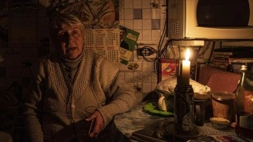 Ukrayna'da canlılık kesintilerinin sürdüğü alanlarda el mumla aydınlanıyor