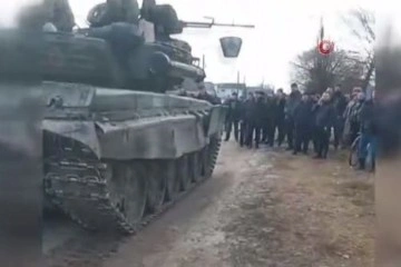 Ukrayna'da siviller Rus tankını durdurdu