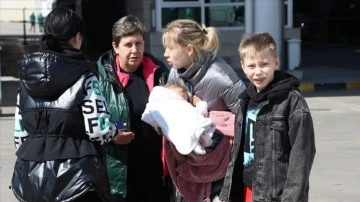 Ukrayna'daki harp sahasından boşaltma edilenlerin Türkiye'ye gelişleri sürüyor