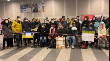 Ukrayna’dan Berlin’e vasıl sığınmacıları şimendifer istasyonunda gönüller karşılıyor