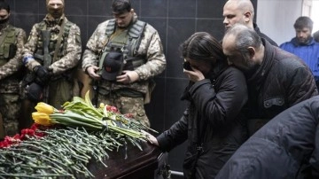 Ukraynalılar, Rusya ile harpte ölen yakınlarını gözyaşlarıyla defnediyor