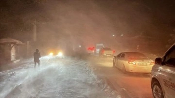 Uludağ'da sansasyonel bulunan kar ve tipi ulaşımı menfi etkiliyor