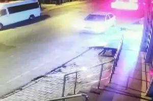Ümraniye'de alkollü sürücü dehşeti: Park halindeki otomobil dükkana uçtu