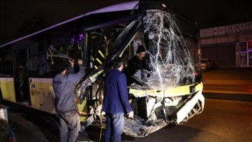 Ümraniye'de makine ile İETT otobüsünün karıştığı kazada 5 isim yaralandı