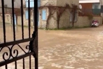 Ünlü tatil merkezi Çeşme'de yağmur ve dolu hayatı felç etti