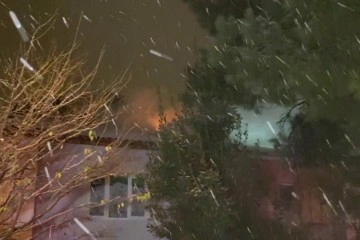 Üsküdar’da 2 kişi ısınmak için girdikleri evin çatısını yaktı