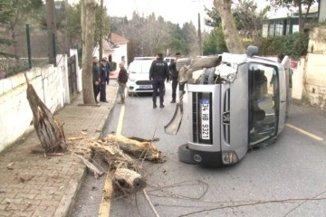 Üsküdar’da ağaca çarpan otomobil yan yattı