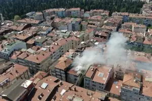 Üsküdar’da doğal gaz kutusunda başlayan yangın apartmana ve 5 araca sıçradı