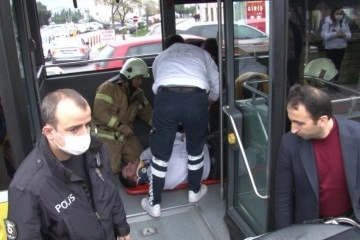 Üsküdar’da iki İETT otobüsü birbirine girdi, şoför yaralandı