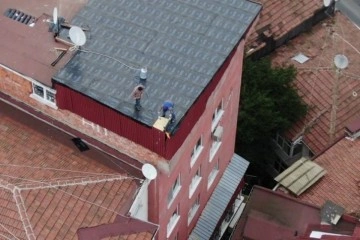 Üsküdar’da işçilerin çatıda tehlikeli çalışması havadan görüntülendi