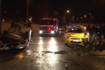 Üsküdar’da kontrolünü kaybeden otomobil takla atarak ticari taksiye çarptı: 1 yaralı