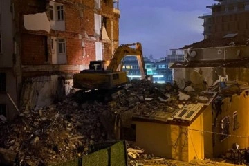 Üsküdar’da patlama yaşanan bina iş makinalarıyla yıkıldı