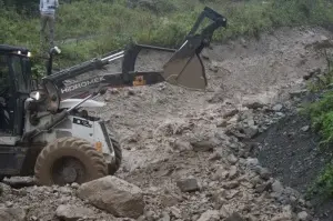 Uzungöl'de şiddetli yağışlar sonrası Koşon Deresi çamur aktı