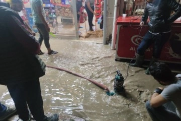 Van’da sağanak sele neden oldu, ev ve dükkanlar su altında kaldı