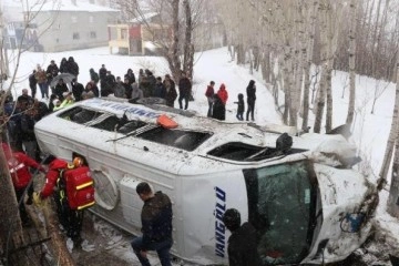 Van’da yolcu minibüsü devrildi: 14 yaralı