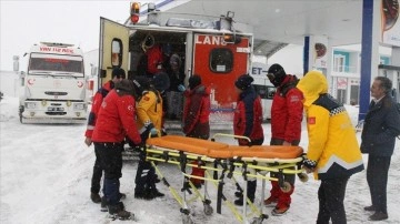 Van'da yolu kardan kapanan mahalledeki aylı eş 4 saatte hastaneye götürüldü