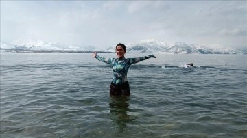 Vangölü Aktivistleri Derneği üyeleri ve doğaseverler Van Gölü'nde yüzdü