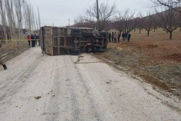 Virajı alamayan kamyon devrildi: 1 ölü, 1 yaralı