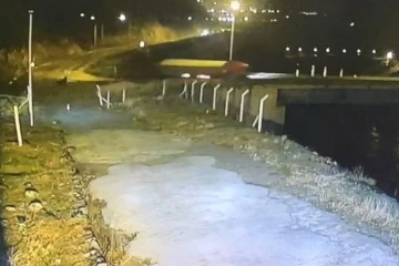 Virajı alamayan tır köprüden nehre düştü, sürücü baraj suları kapatılınca bulundu