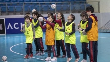 Yabancı uyruklu beşinci sınıf öğrencilerinin el topu tutkusu