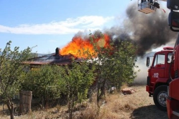 Yangında tek katlı ev kullanılamaz hale geldi