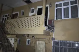 Yaslandıkları balkon duvarı yıkıldı, 6 metreden aşağıya düştüler