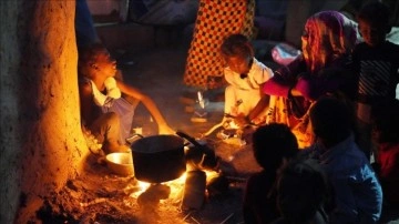 Yemenli sığınmacılar, şita mevsiminin gelmesiyle kalıntı çadırlarda soğukla uğraş ediyor