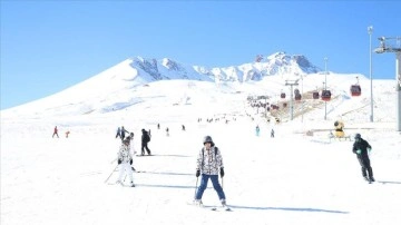 Yeni senenin önce gününde kayakseverler Erciyes'te sıklık oluşturdu