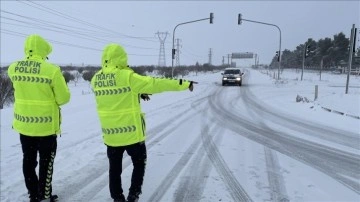 Yoğun kar dolayısıyla kapanan Eruh-Şırnak yağız yolu ulaşıma açıldı