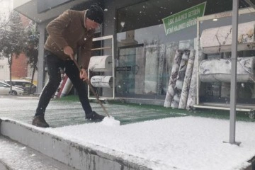 Yoğun kar yağışı Anadolu Yakası'nda etkisini göstermeye devam ediyor