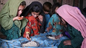 Yoksulluğun arttığı Afganistan'da Heratlı fasile günlerdir mobilyasız unla besleniyor