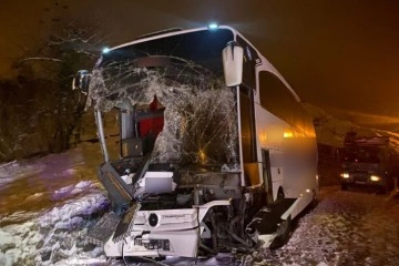 Yolcu otobüsü buzlu yolda 500 metre kaydı, 25 yolcu faciadan döndü