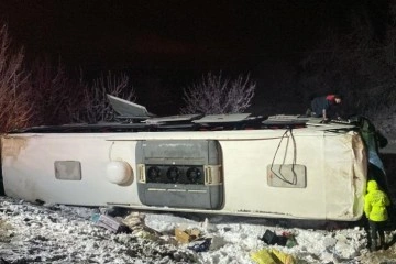 Yolcu otobüsü şarampole devrildi: 15 yaralı