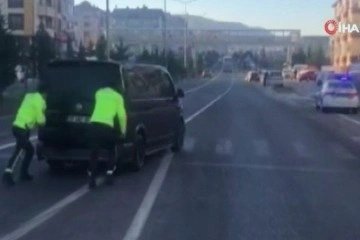 Yolda kalan sürücünün imdadına polis yetişti